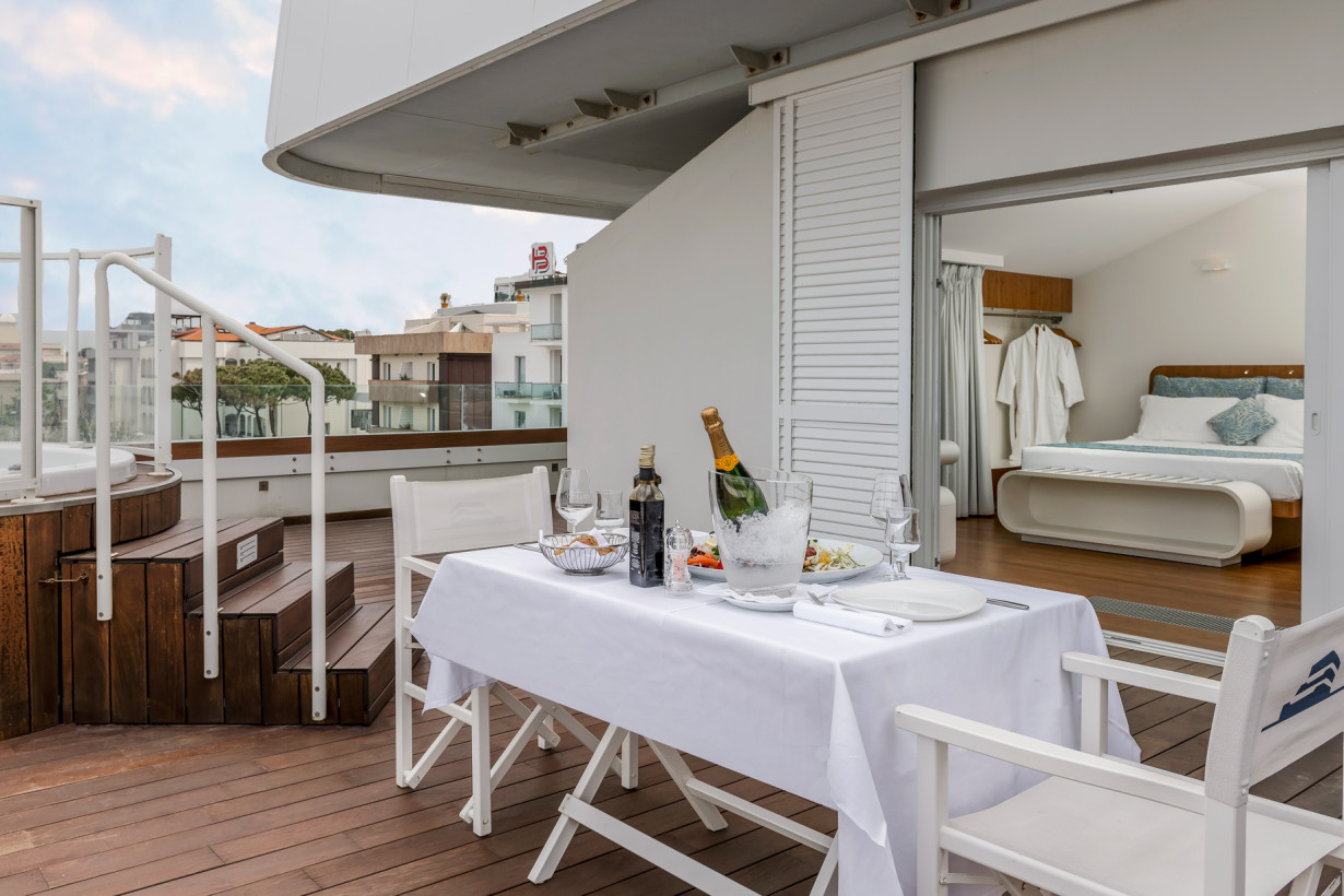 media.Slide-SuiteTrampolines_5TSuiteHotel_Riccione