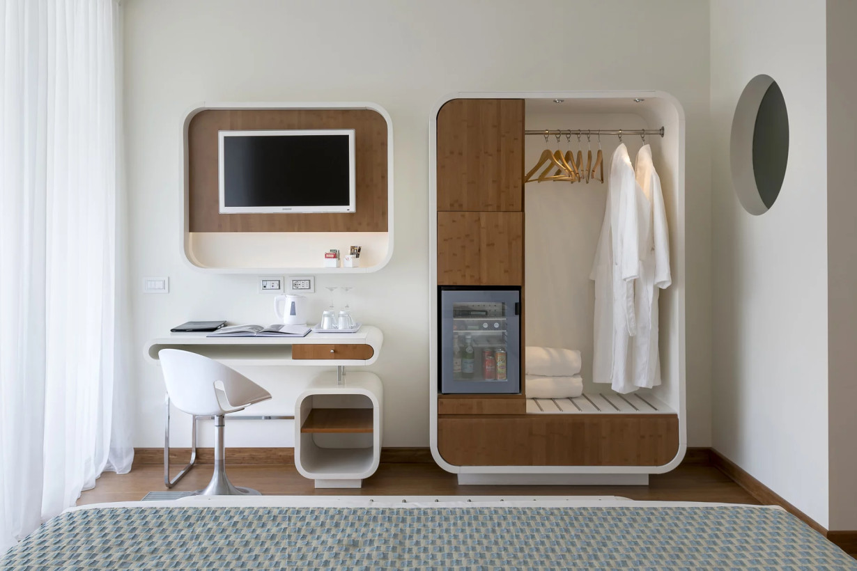 media.Slide-Camera_CristoforoColombo_1TSuiteHotel_Riccione