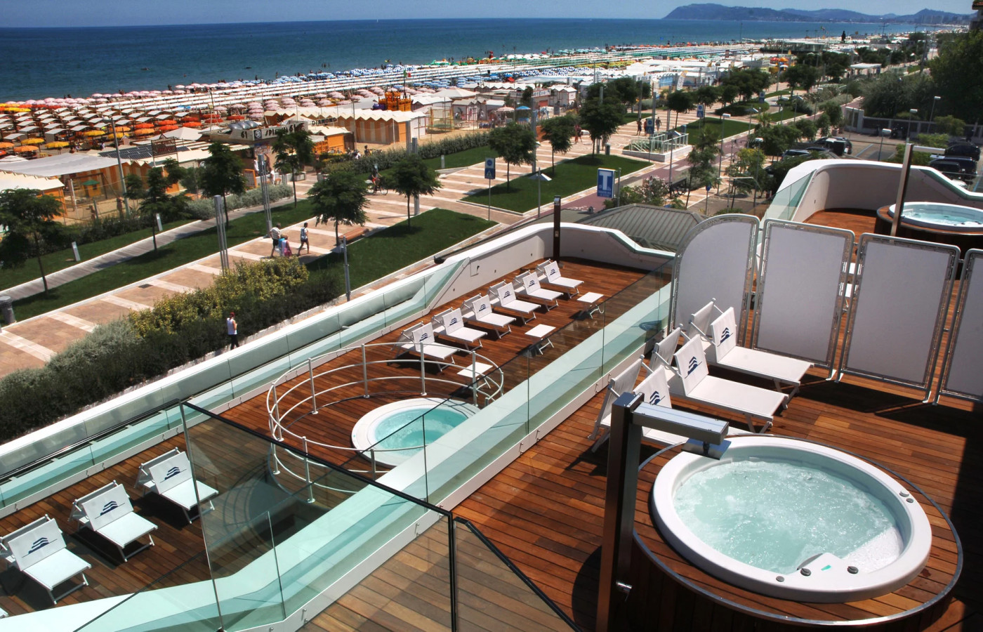 media.Slide-Esterno_1TSuiteHotel_Riccione