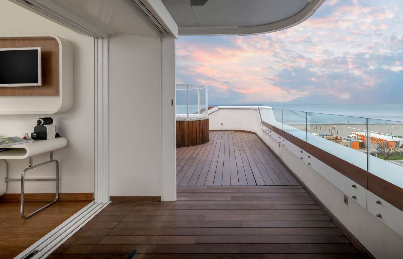 media.Slide-SuiteTrampolines_3TSuiteHotel_Riccione