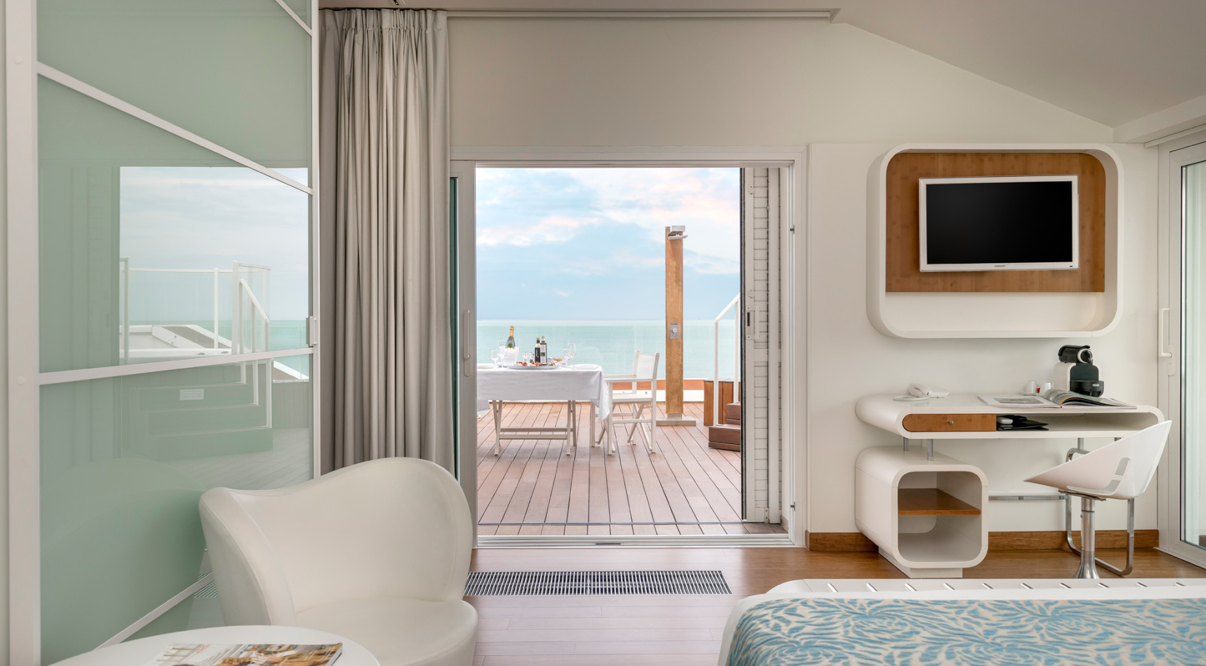 media.Slide-SuiteTrampolines_1TSuiteHotel_Riccione