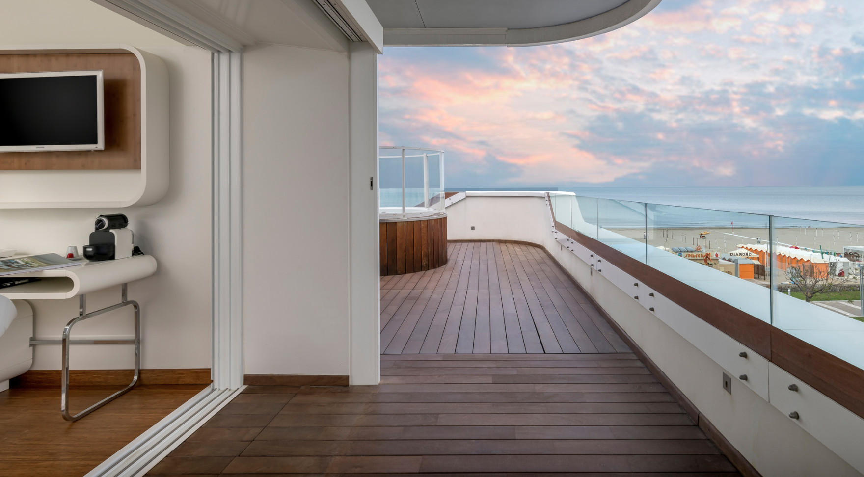 media.Slide-SuiteTrampolines_3TSuiteHotel_Riccione